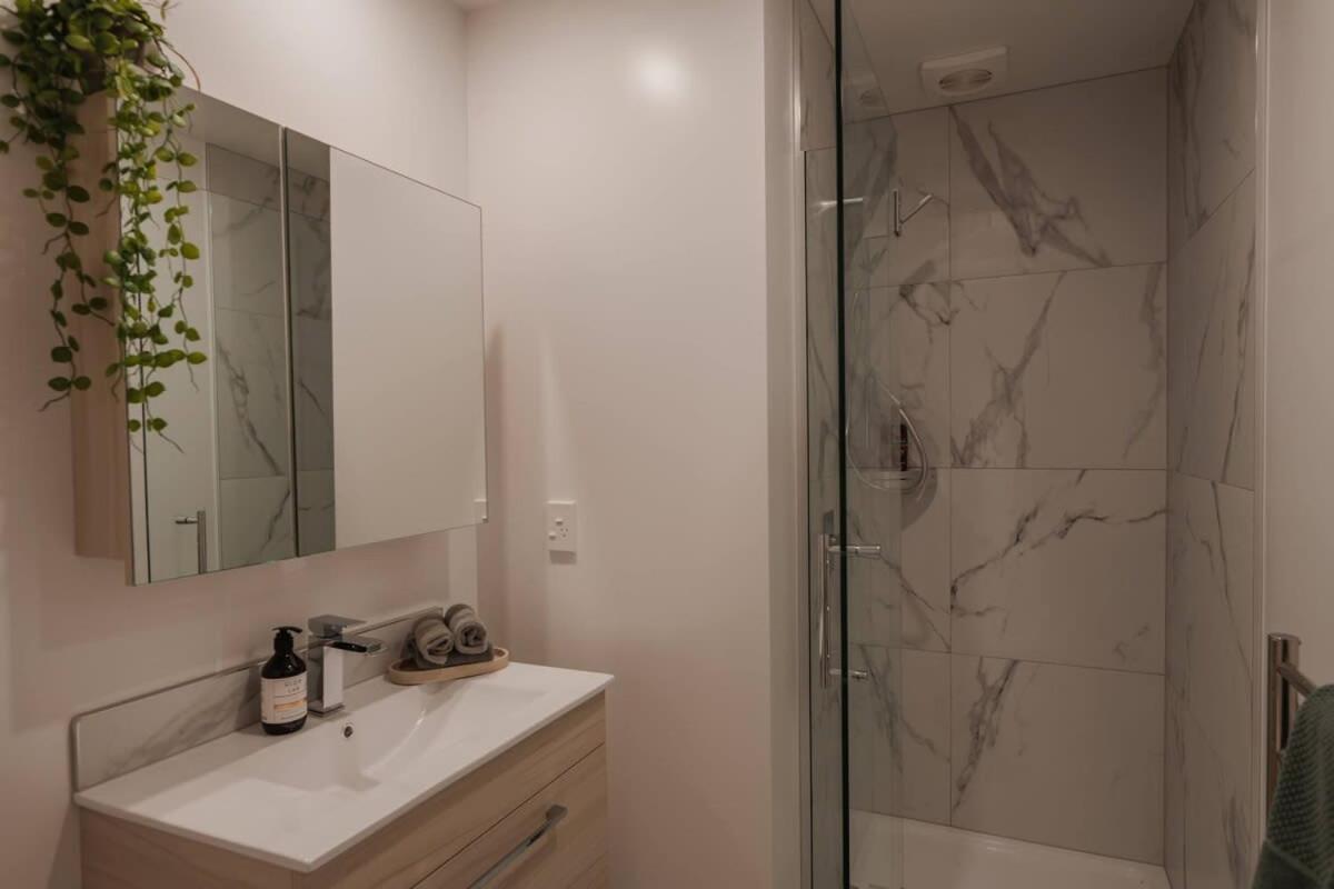 Casino Luxury Suite City Centre - Sleeps 5 크라이스트처치 외부 사진