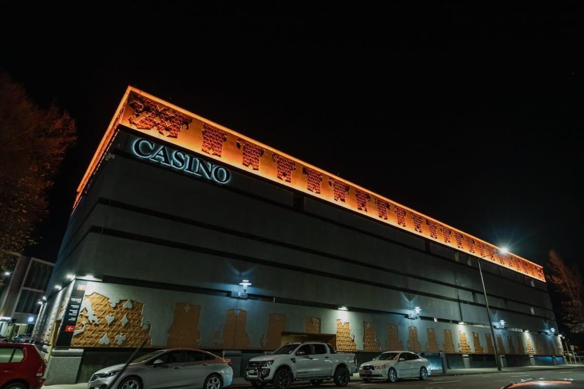 Casino Luxury Suite City Centre - Sleeps 5 크라이스트처치 외부 사진