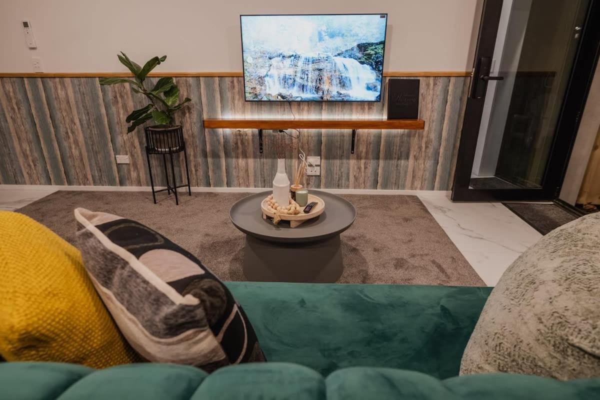 Casino Luxury Suite City Centre - Sleeps 5 크라이스트처치 외부 사진